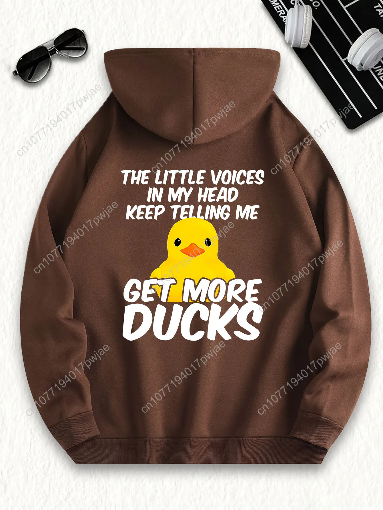 [Болстовка с игривой уткой] Повседневная коричневая мужская толстовка с капюшоном |   Толстовка с игривым рисунком и дизайном желтой утки — «Маленькие голосы в моем голове»