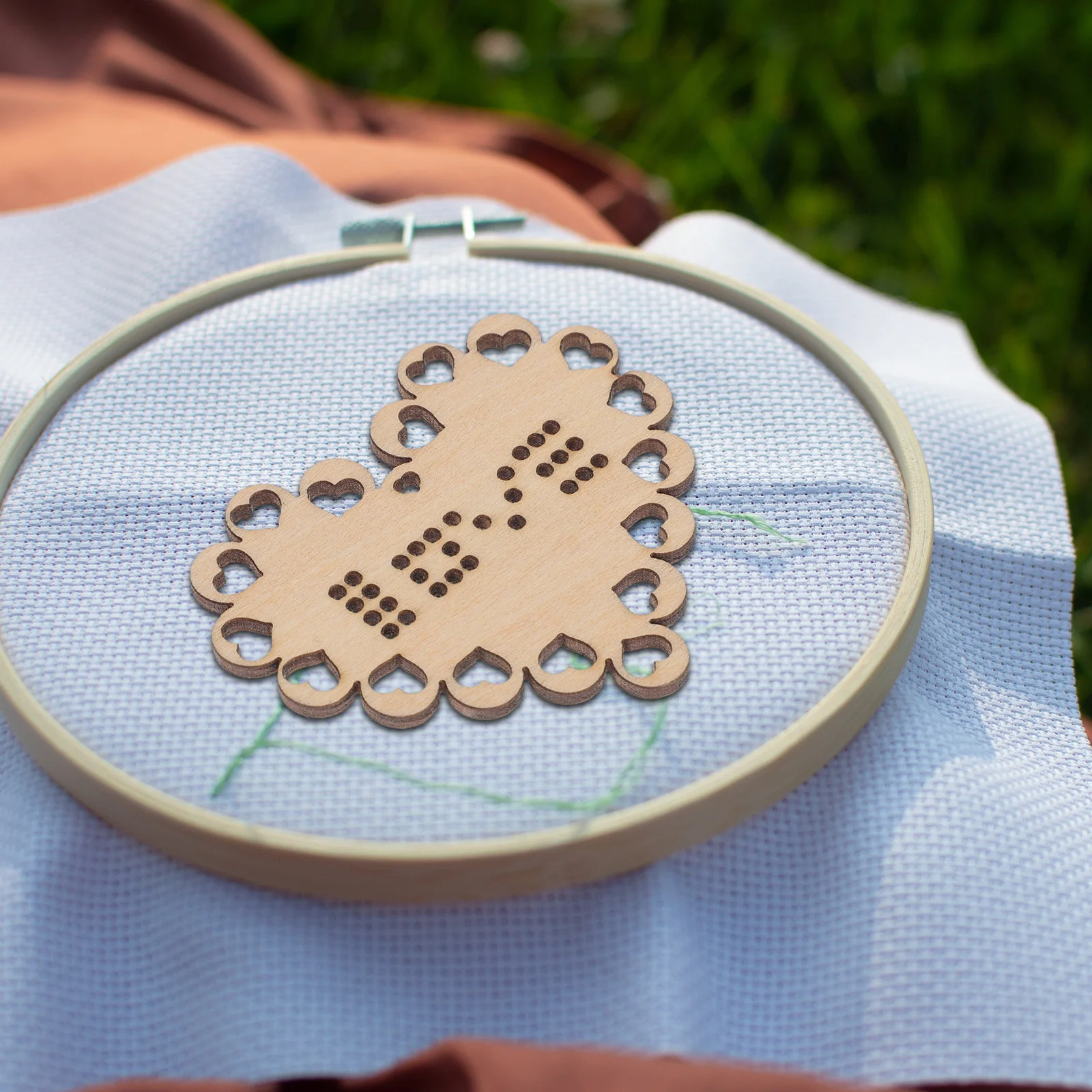 

5Pcs Mini Cross Stitch Wood Boards Premium DIY Gift Wooden Chip Pendants Hollow Pattern Creative Design Compact Lightweight