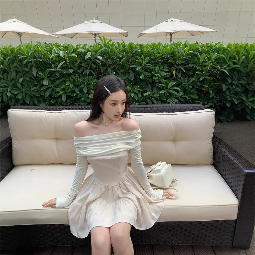 Niche korte rok met één schouder Temperament Zwart geplooide A-lijn rok Jurk met lange mouwen Lente en herfst Dames