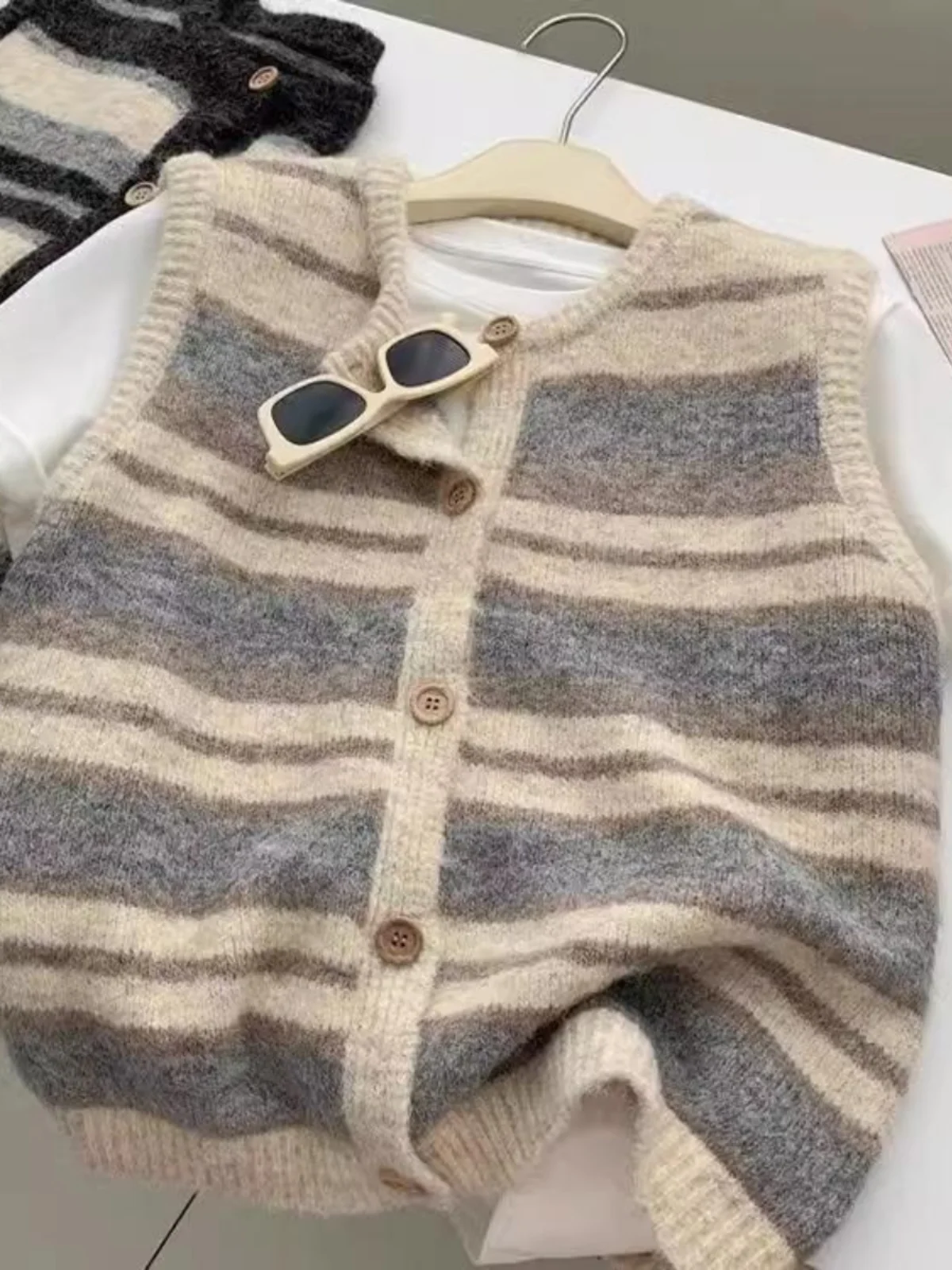 Fashionable Stripe Loose Sleeveless round Neck Open Cardigan Vest Ageless Vintage Trendy Guangzhou Thirteenth Factory Outerwear