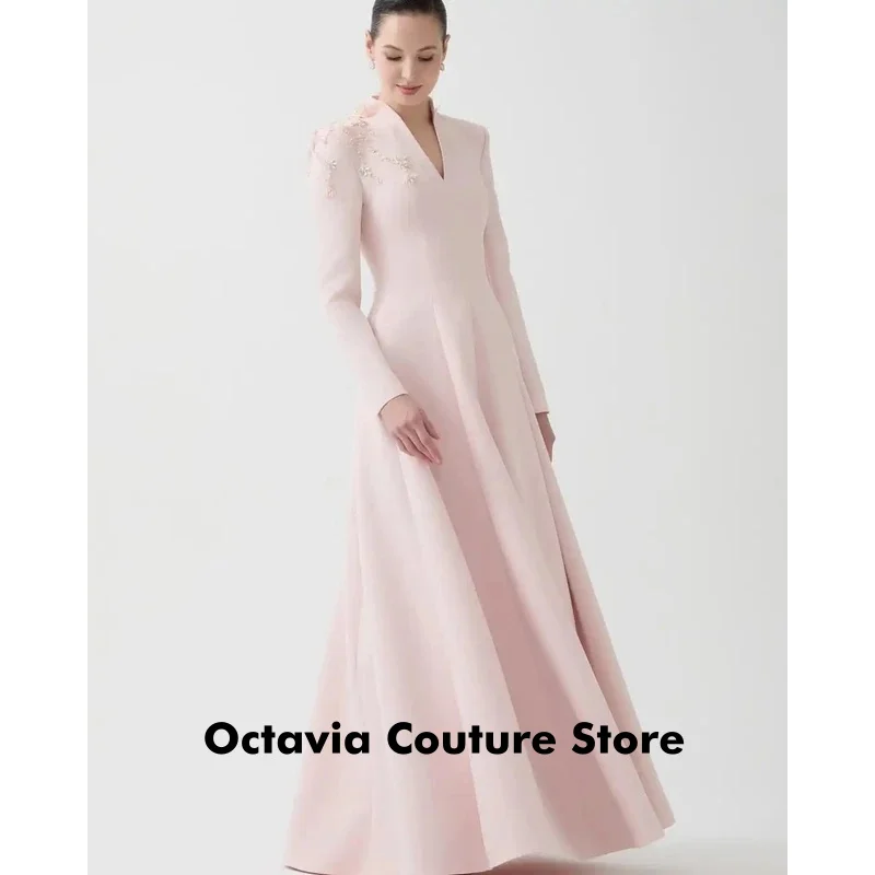 فستان سهرة رسمي بأكمام طويلة ورقبة على شكل حرف V ومزين بالخرز وردي فاتح على شكل حرف A بطول الأرض #1