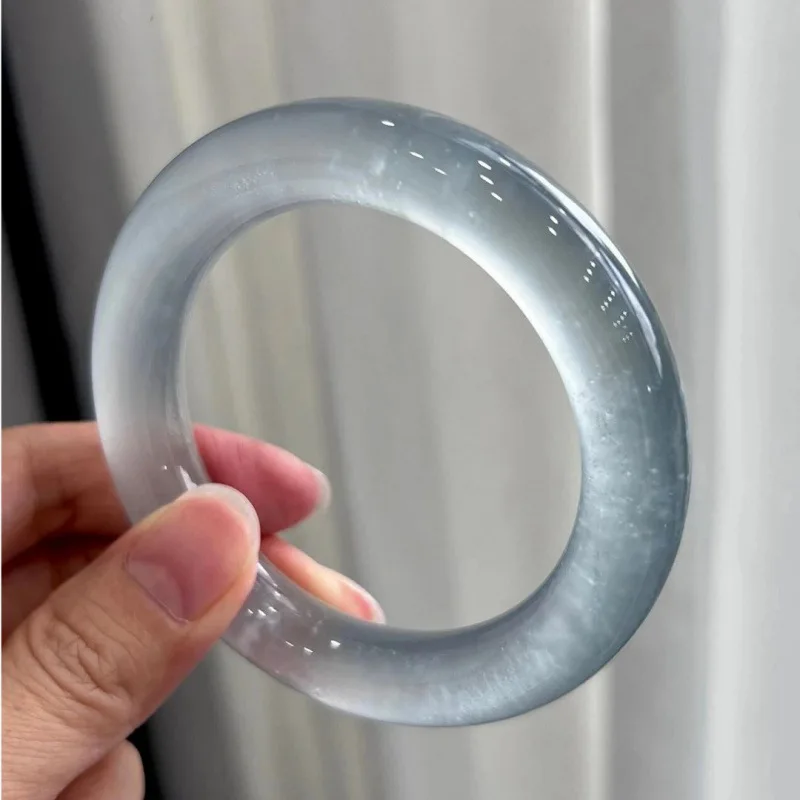 

Натуральный браслет из светло-голубого агата с эффектом ледяной прозрачности, универсальное украшение