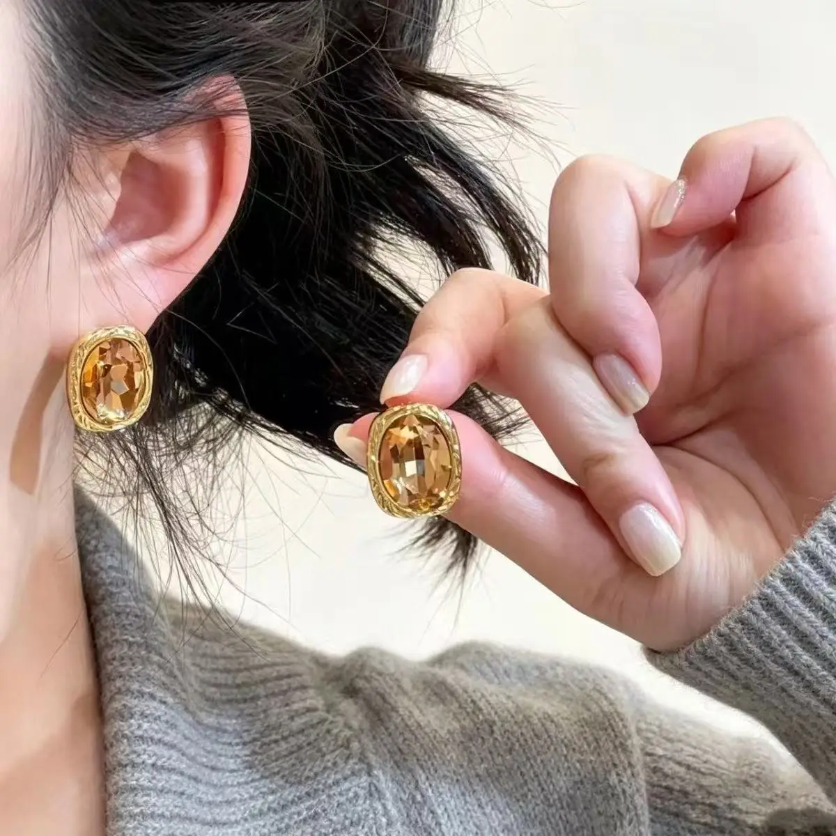 Vintage Luxury Champagne Colored Square Block Crystal Stud Earrings for Women Fashionable Versatile Personality Party Jewelry