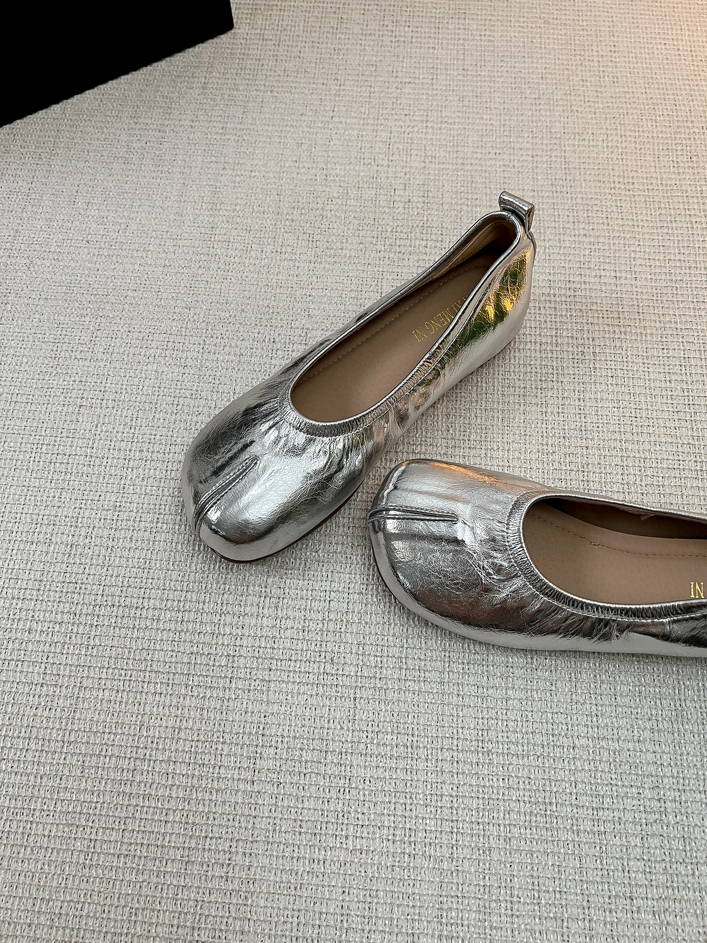 ballerines-plates-a-enfiler-pour-femme-en-cuir-argente-style-navetteur-bout-rond-en-cuir-souple-avec-rehaussement-interne