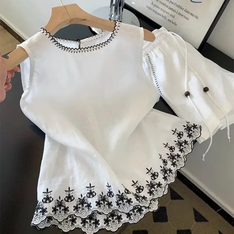 Semplice stile vecchio denaro in cotone e lino per l'industria pesante, gilet in pizzo ricamato, pantaloncini estivi da donna, abito a due pezzi