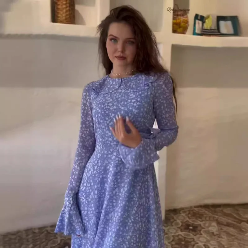 Biała sukienka w kropki z patchworkiem, falbankami przy rękawach, kołnierzykiem typu doll collar, słodka, z długim rękawem, prześwitująca, petite.