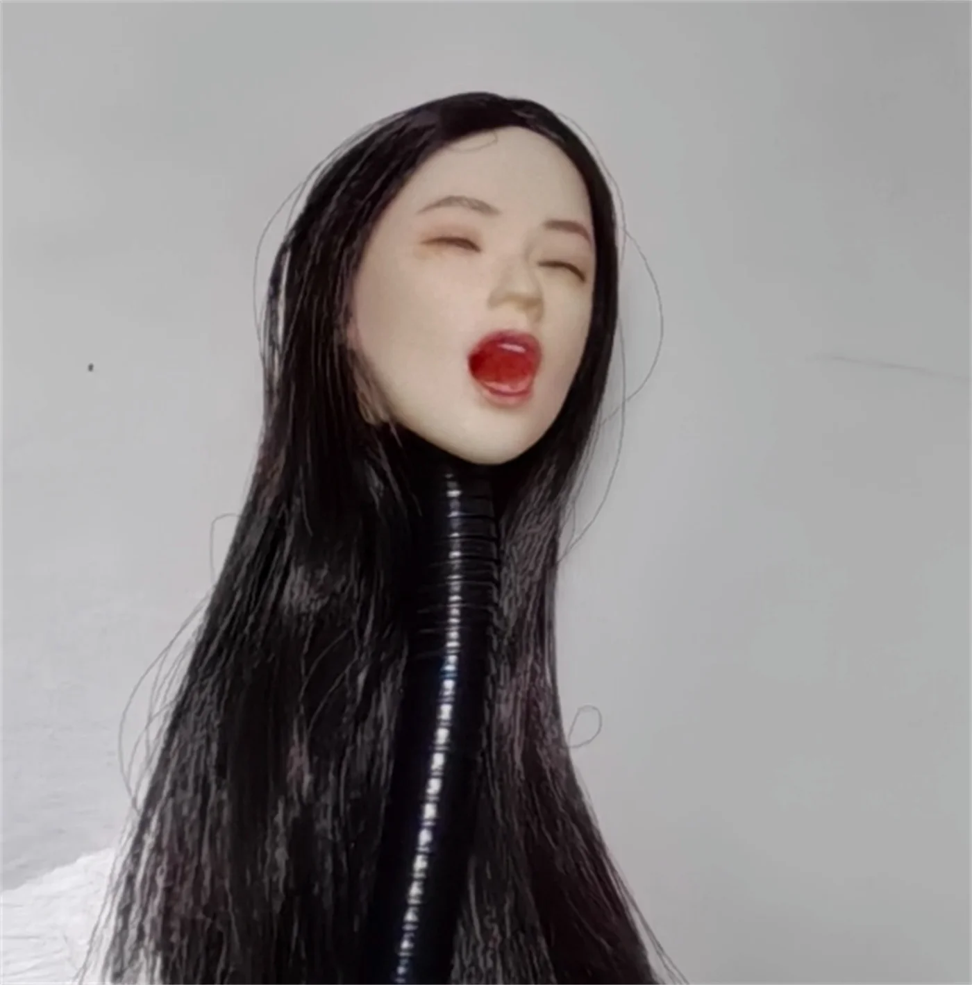 

Масштаб 1/6, милая голова с выражением, скульптура с открытым ртом, поющая голова, резьба по прямым волос, вьющиеся, подходит для 12-дюймовой фигурки женщины-солдата