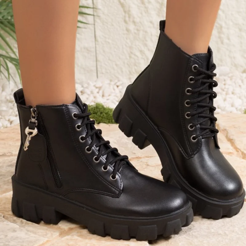 Botas de Plataforma Gruesa con Cierre y Detalles de Llaves, Botines de Mujer en Cuero Charol Negro, Antideslizantes, que Aumentan la Estatura, Botas Mujer