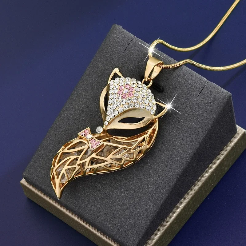 

The fox sweater chain is a fashionable, long and multi-functional necklace for women in autumn and winter