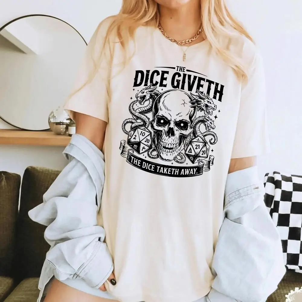قميص The Dice Giveth and Taketh Away، هدية حفلة الزنزانة، تي شيرت RPG مضحك على الطاولة، قميص DnD Gamer Meme، قميص TTRPG Dice Roll Quote