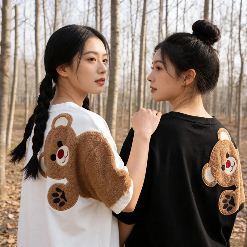 Camiseta de dibujos animados para mujer, camisetas flocadas con bordado de oso, ropa de calle Harajuku, camisetas de Hip Hop a juego para amigos, novedad de verano 2025