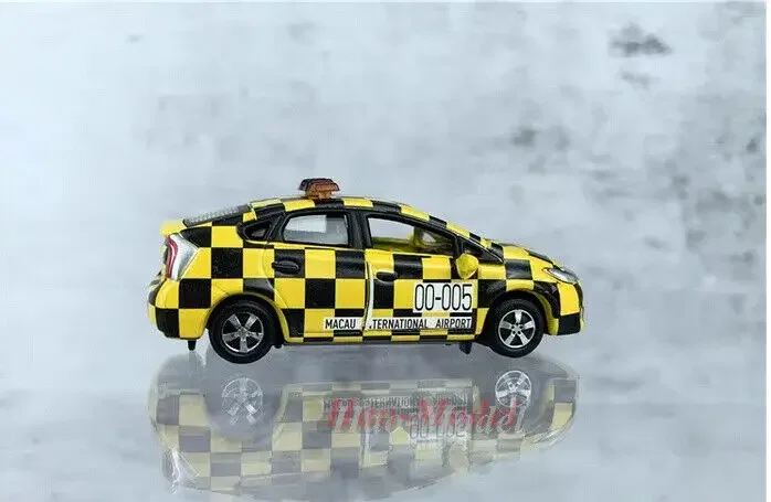 Kecil 1:64 model mobil untuk Toyota Prius MC12, paduan Diecast simulasi mainan anak laki-laki hadiah ulang tahun hobi tampilan ornamen kuning