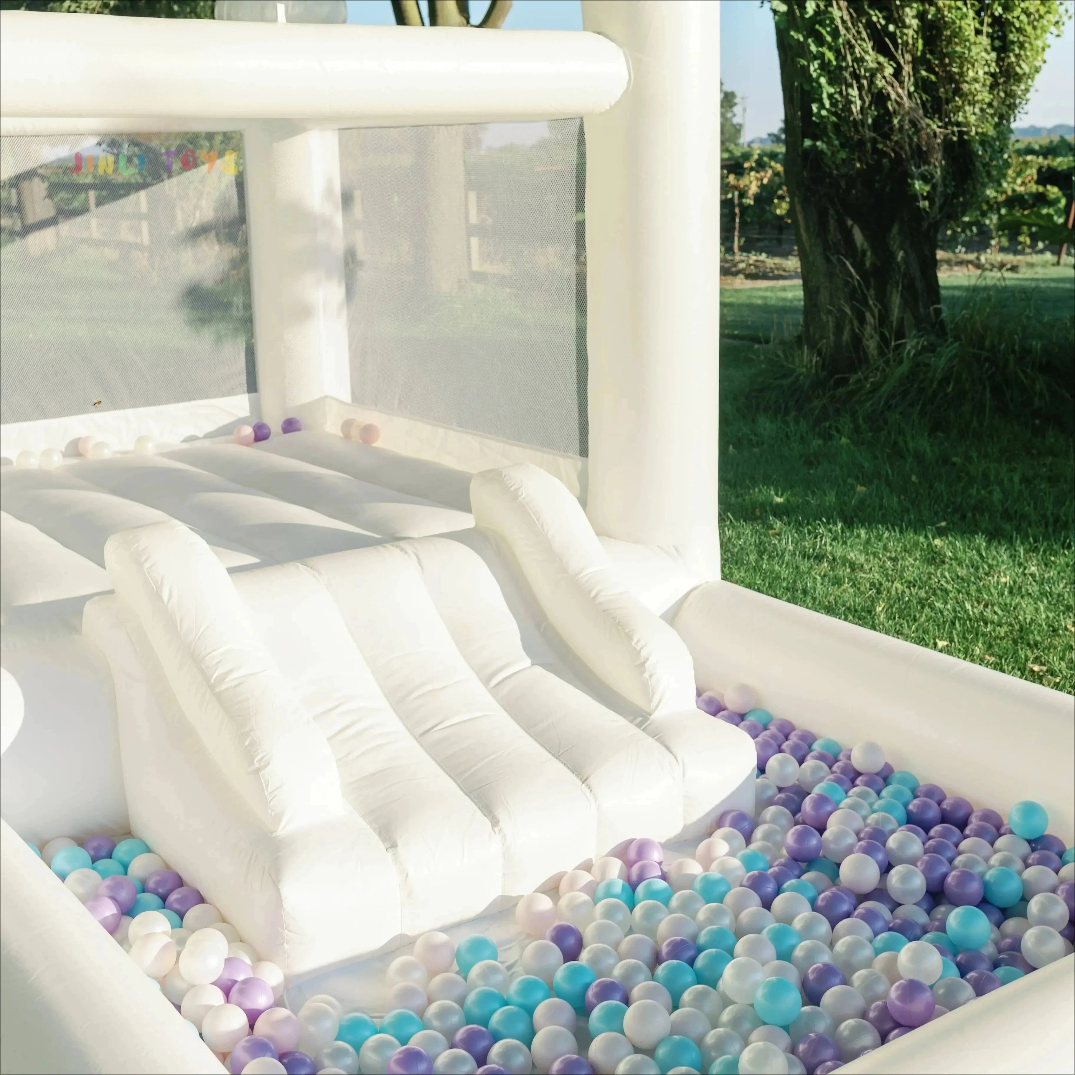 Casa di rimbalzo bianca al 100% in PVC morbido per bambini con pallina scorrevole Personalizzazione del partito Mini castello gonfiabile gonfiabile con ventilatore