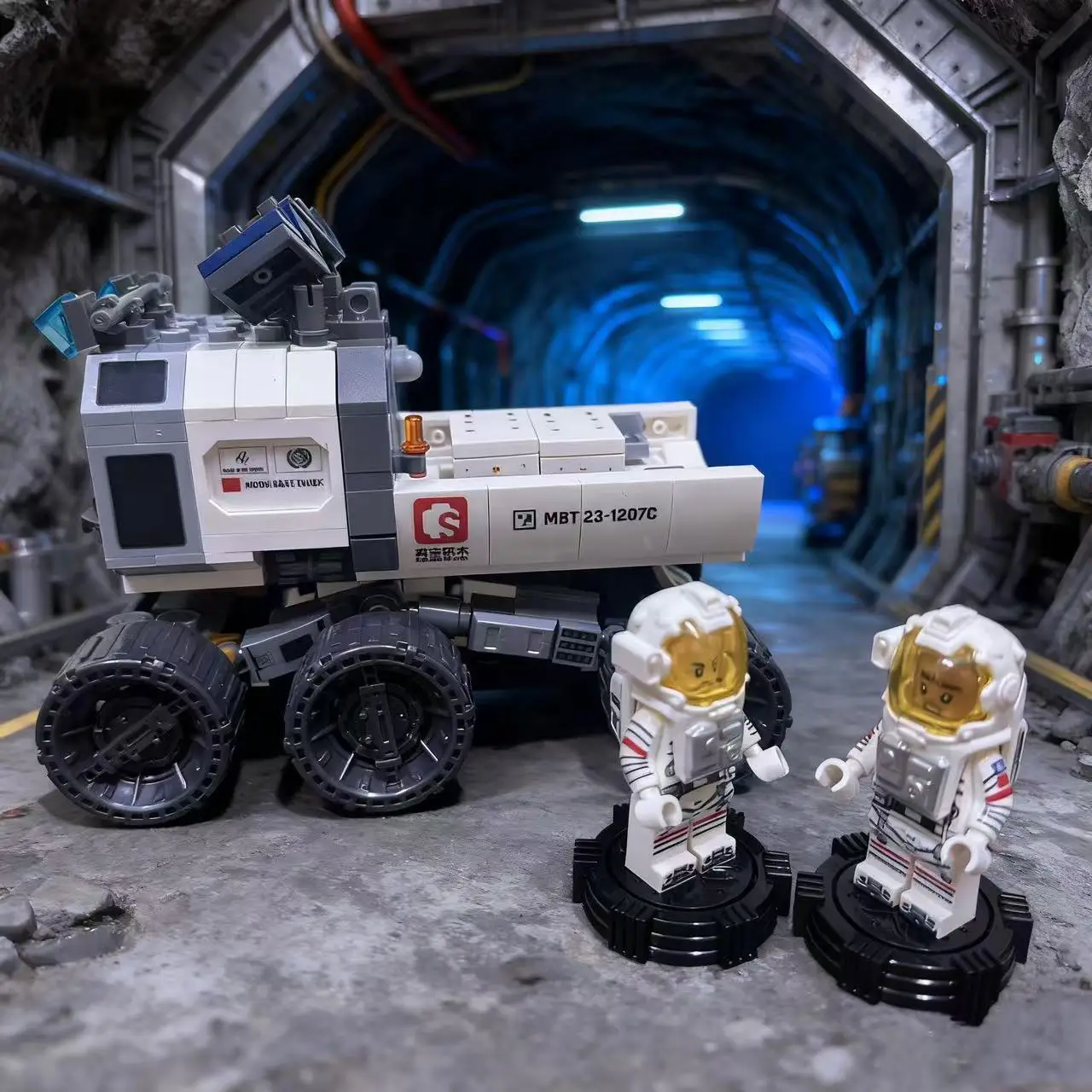 เซมโบ บล็อก ยานพาหนะขนส่งบนพื้นผิวดวงจันทร์จากภาพยนตร์เรื่อง โลกที่กำลังเดินทาง โดรนตัวล่า ตัวต่อของเล่นเสริมพัฒนาการ ของขวัญสำหรับเด็กผู้ชาย