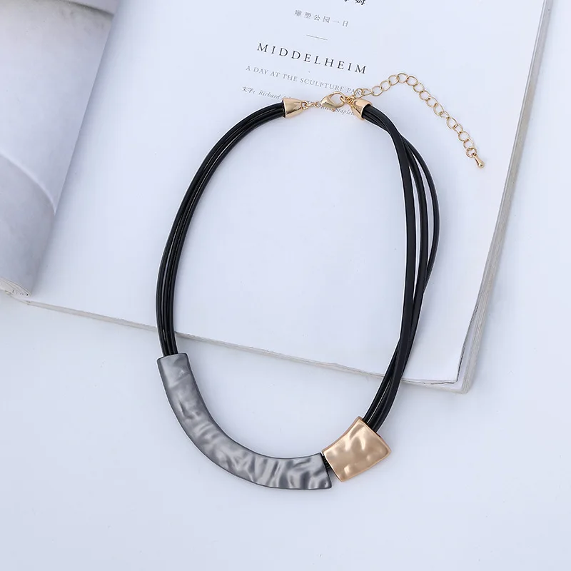 Versatile fashionable and atmospheric necklace European and American alloy contrasting color women's short high-end necklace