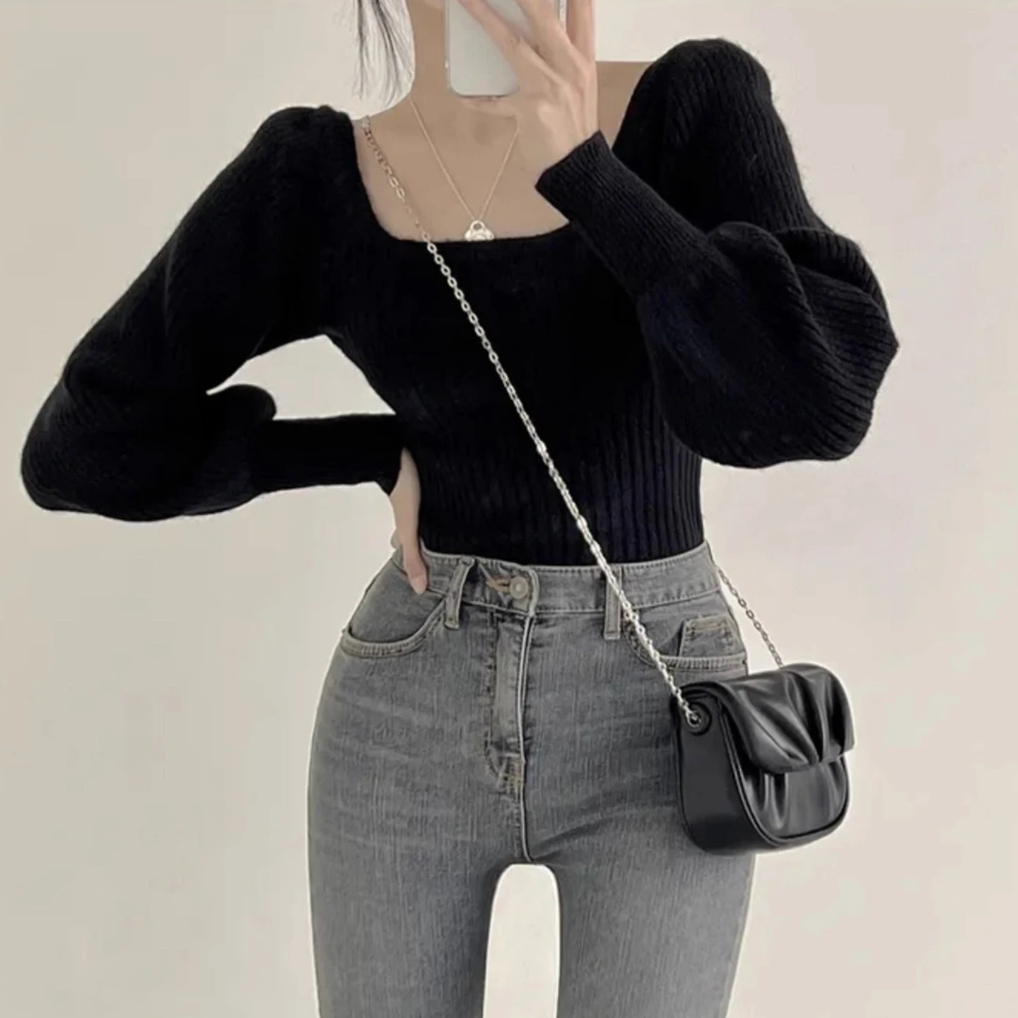 Elegancki sweter damski na jesień i zimę z kwadratowym dekoltem, dopasowany, z efektem bufiastych rękawów, odkrywający obojczyk, modny, koreański, długi rękaw.