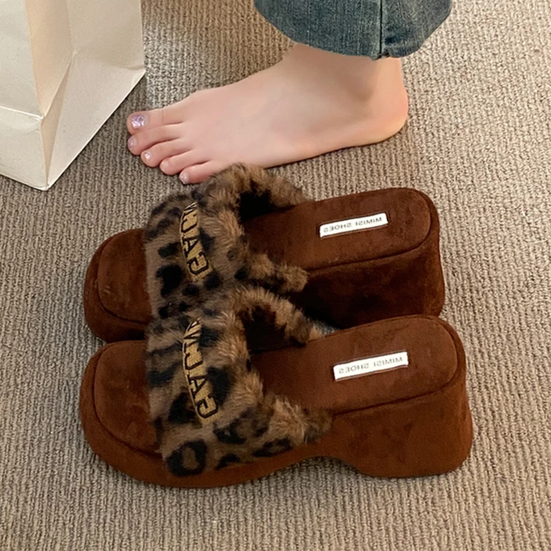 

Леопардовые женские пушистые тапочки, туфли на высоком каблуке на платформе, массивные сандалии, зима 202, дизайнерские туфли с открытым носком, шлепанцы с открытой пяткой