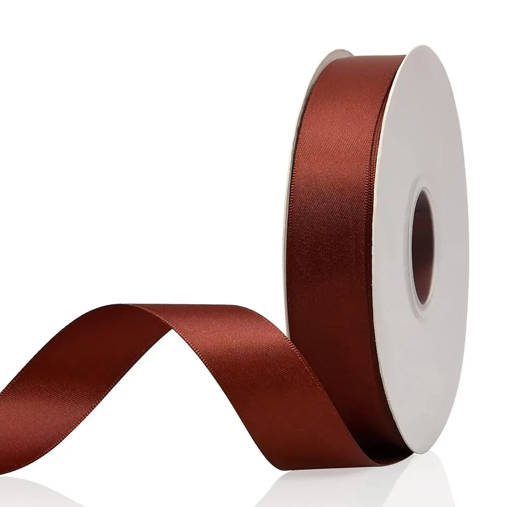 

1 рулон коричневой двусторонней атласной ленты длиной 50 ярдов, однотонная тканевая лента высокой плотности, отлично подходит для упаковки подарков, шитья, рукоделия.