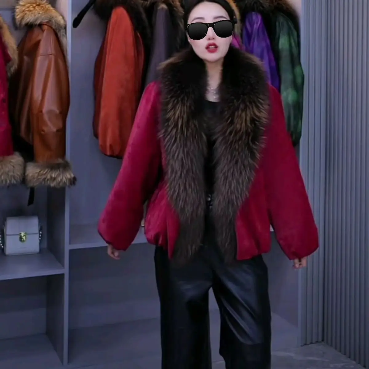 Modischer, dicker, lockerer, schlankmachender Lederjacken-Oberteil mit großem Pelzkragen – Trendiger, warmer Leder-Mantel für junge Leute