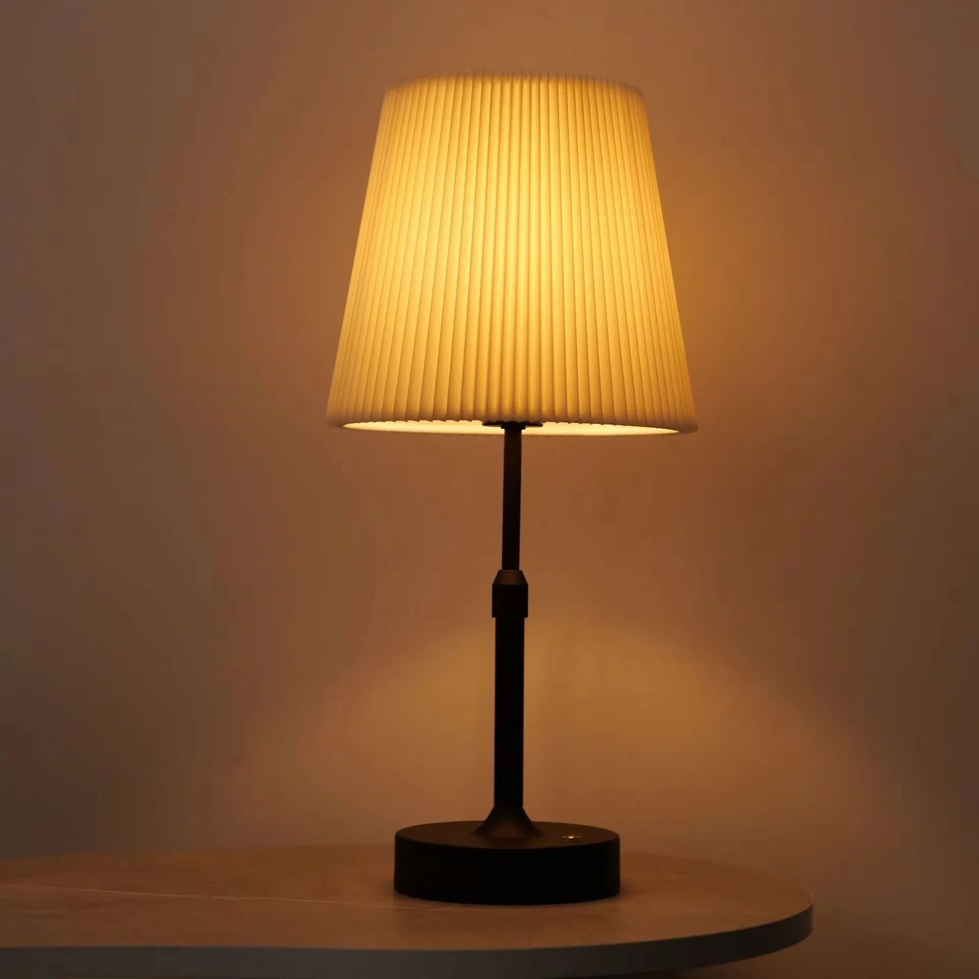 Metal table lamp with adjustable height PortableWirelessTouch Desktop Night Light  for Restaurant Hotel Bar Bedroom Readinglamp