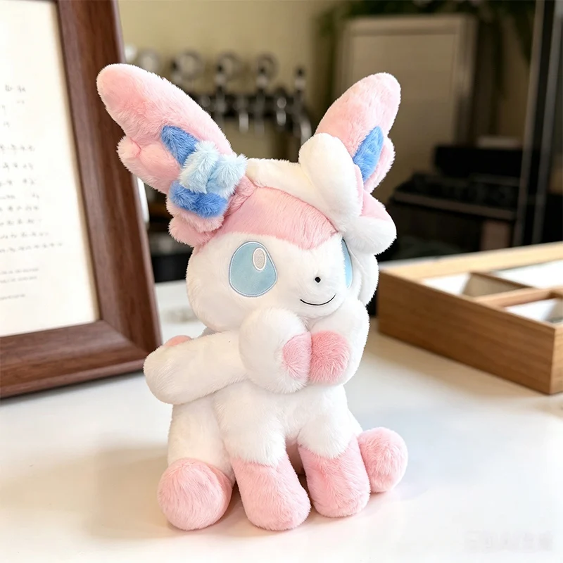 Sylveon Plüschtier in sitzender Pose, kuschelig weich, flauschig, Anime-Puppe im japanischen Stil, Dekokissen für Sofa, Bett, Heimdekoration, Geschenke – Detail 8
