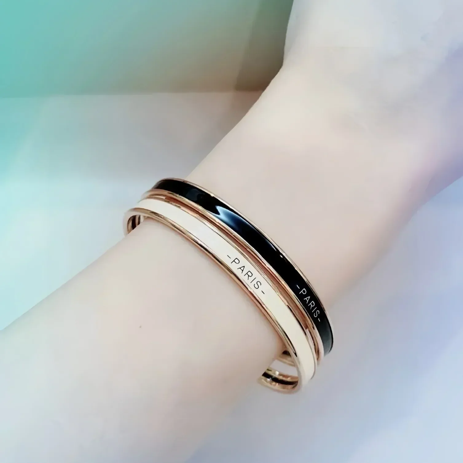 high quality! High-quality hot-selling H enamel bracelet, exquisite and unique design, fashionable and trendy