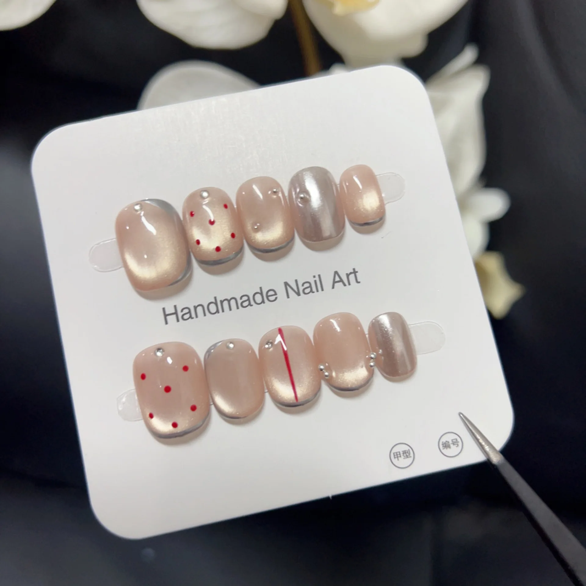 10pcs Handmade ภาษาฝรั่งเศสคําสั้นกดบนเล็บเงา CAT EYE Polka Dot Silver Powder Design เล็บปลอมสวมใส่เล็บเคล็ดลับ Art หญิง