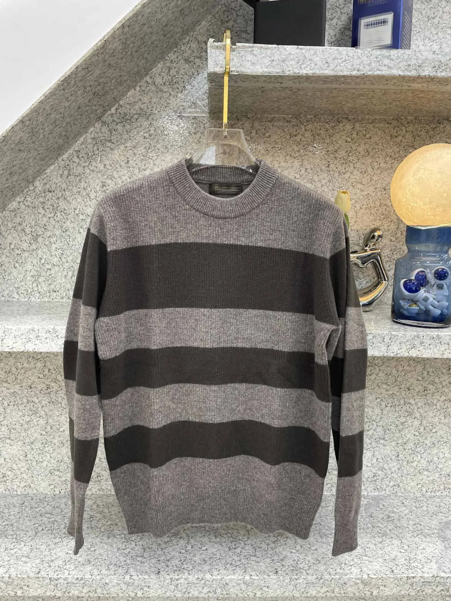 BILLIONAIRE SIJITONGDA 2025 Autumn And Winter Men's Round Neck Wool Sweater, Suede Strip Stand Up Collar, Half Zipper Wool