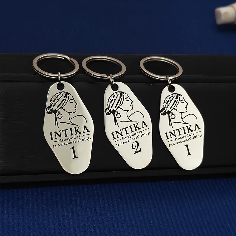 

Брелок с логотипом готельного клуба на заказ, брелок с номерами гостиничного номера, персонализированные ювелирные изделия из нержавеющей стали, антиаллергенный, никогда не выцветает