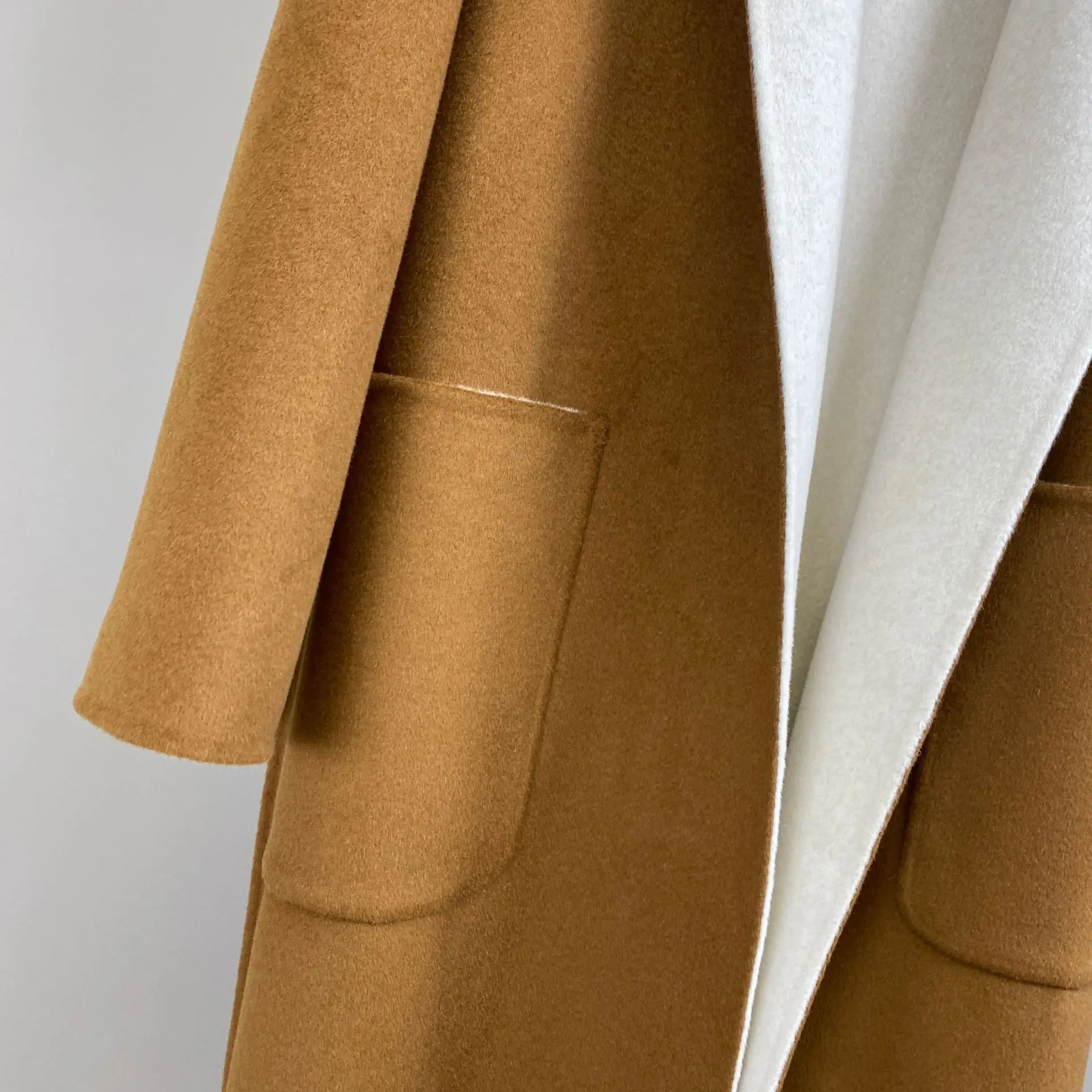 Płaszcz z czystego kaszmiru w stylu retro z blokami kolorów, z paskiem i podwójnymi kieszeniami, modny i elegancki, kolekcja Jesień/Zima 2025.