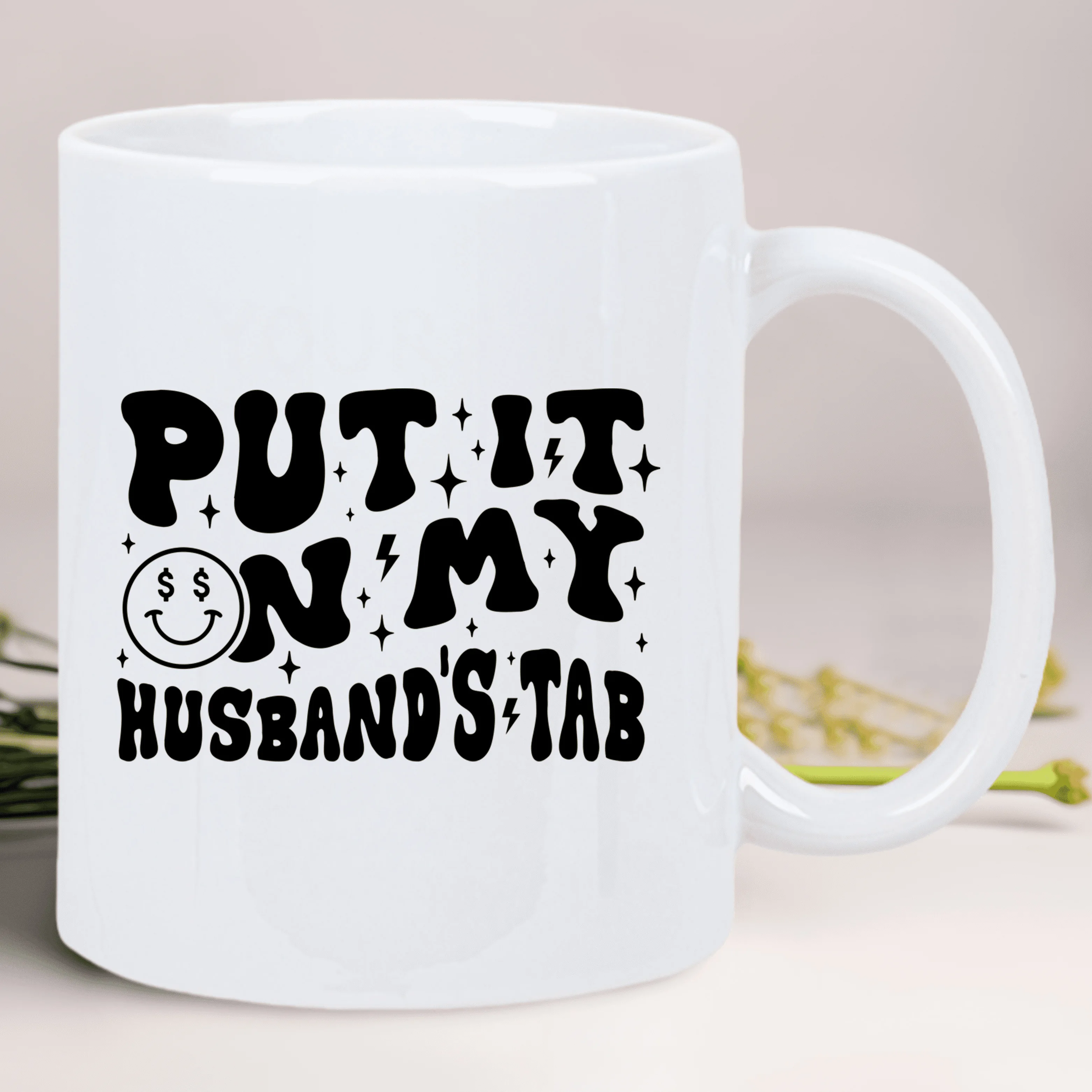 قطعة واحدة من كوب القهوة السيراميكي مع تصميم "Put It on My Husbands Tab" - قابل لإعادة الاستخدام، معزول، غسيل يدوي فقط - متعدد الأغراض، بدون كهرباء