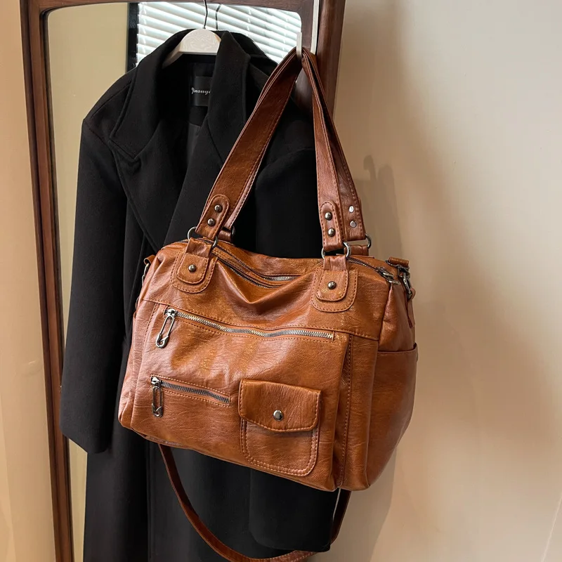

Single Shoulder Bag, Versatile for Women, Retro European Large Capacity Bag, Casual Crossbody