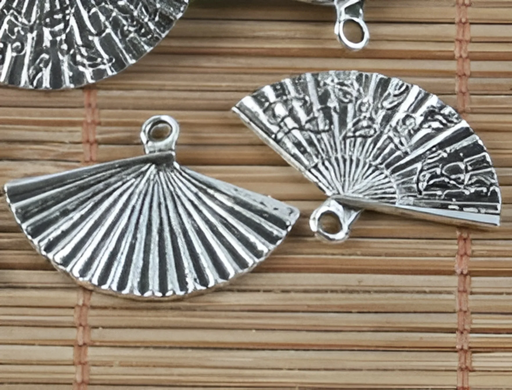 

20pcs 24*16mm Alloy matel tibetan silver fan pendants HWH0109