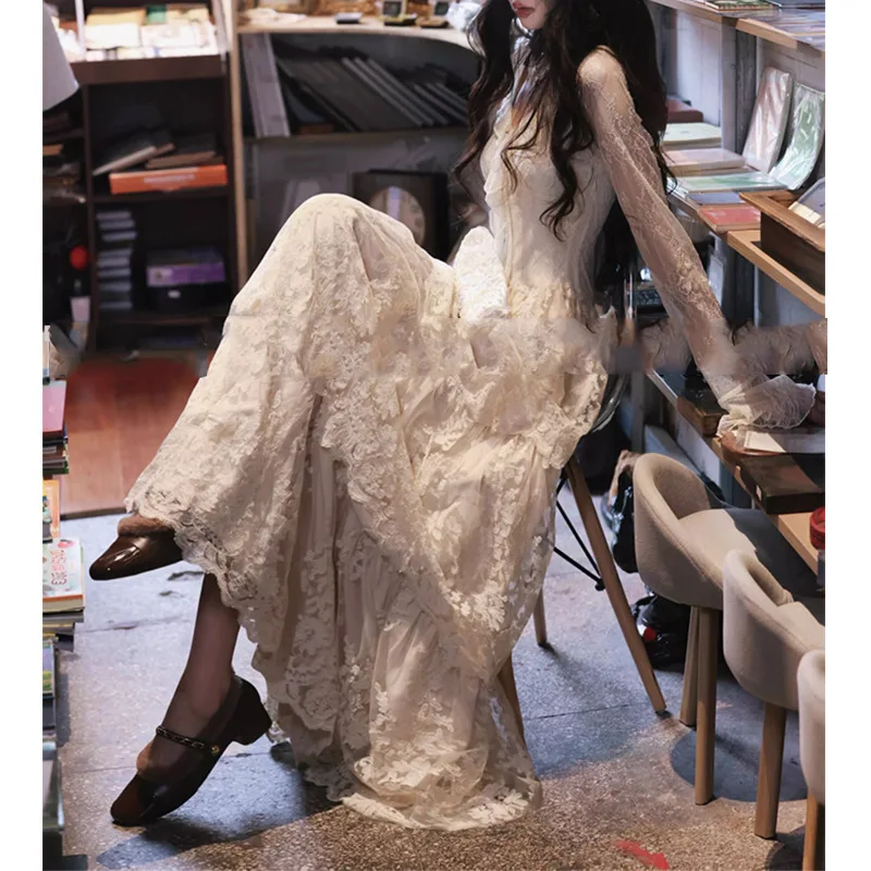 Vestido de Noiva Vintage Elegante Estilo Lolita com Saia em Camadas de Renda Francesa, Decote em V e Bordados Pesados para Noivas de Luxo