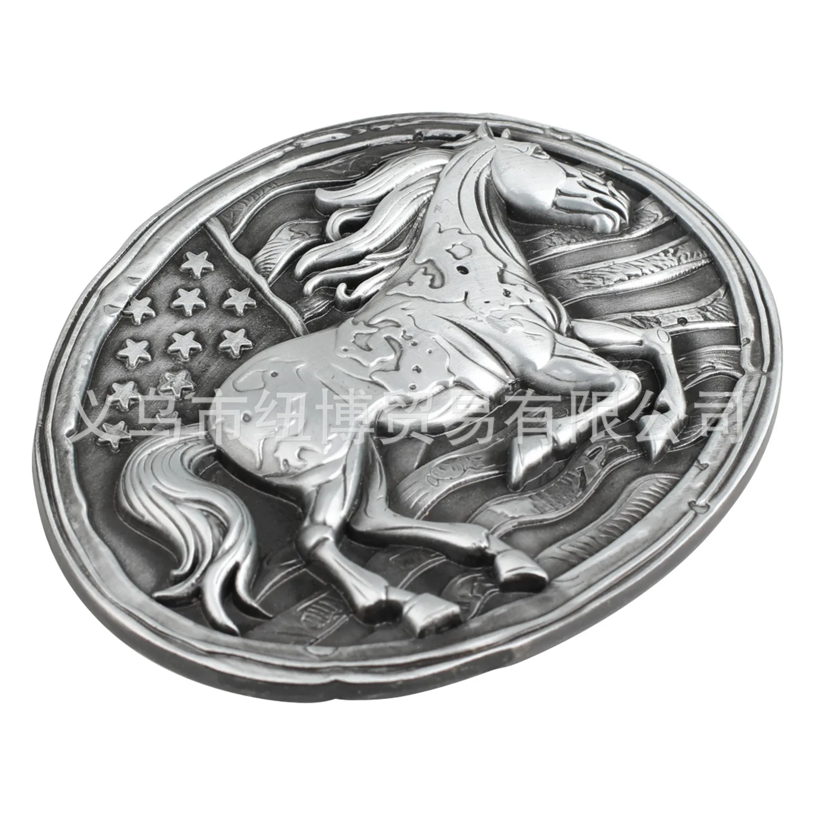 يتم تشغيل الخيول البرية بإبزيم حزام من السبائك الرمادية على لافتة ذات النجمة الضخمة اللامعة هي الشيء الأكثر مهمًا