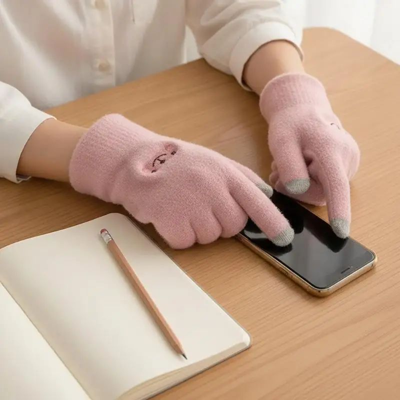 Stilvolle, dicke Winterhandschuhe für Damen aus Polyester, mit Fleece-Futter, gestrickt, mit separaten Fingern und Touchscreen-Kompatibilität. – Detail 7