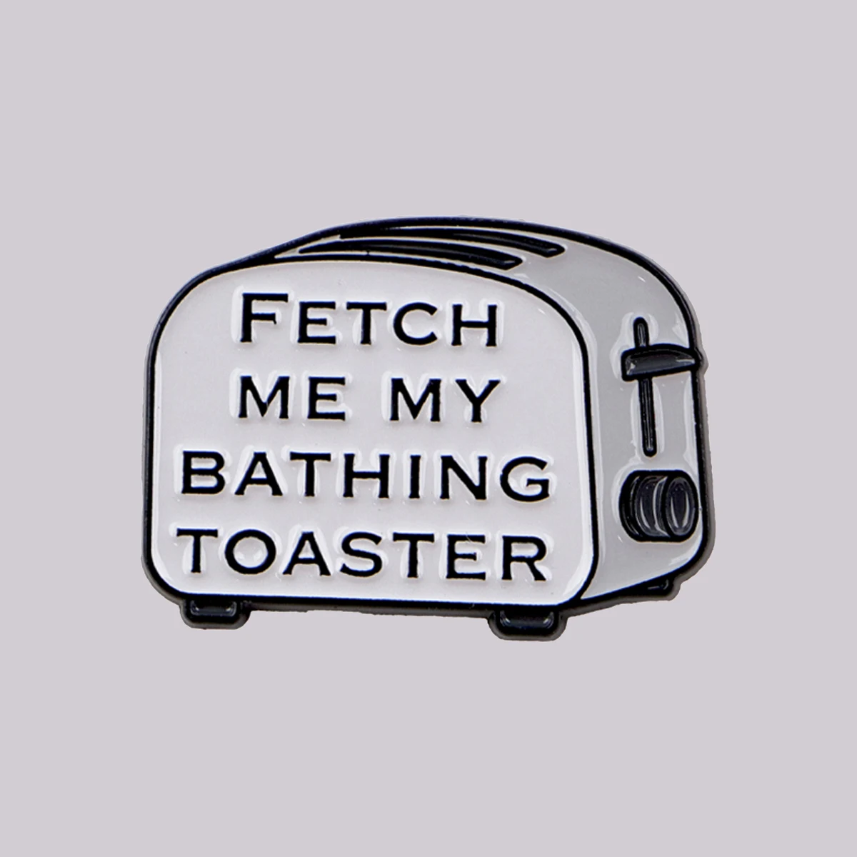 "FETCH ME MY BATHING TOASTER" Emaille-Pin Grau Zitat-Brosche Anstecknadel Kleidung Accessoires Modeschmuck Geschenke