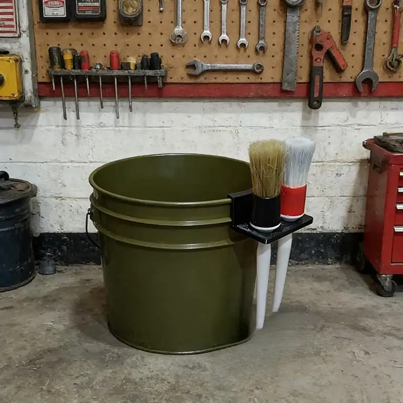 

Держатель для щеток для мойки автомобиля, легко устанавливается на стандартные ведра для детейлинга, удобно крепится, обеспечивает аккуратное хранение щеток для ухода за автомобилем.