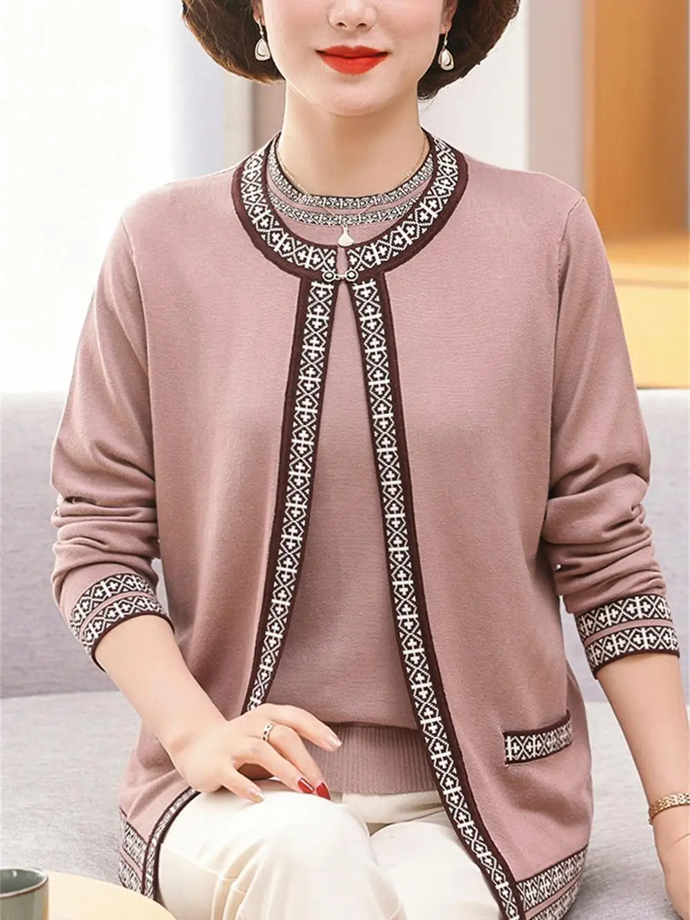 

Новинка 2025 года, вязаный шерстяной кардиган для мам, осенняя мода, женский свободный крой среднего возраста, круглый, Thiened на пуговицах