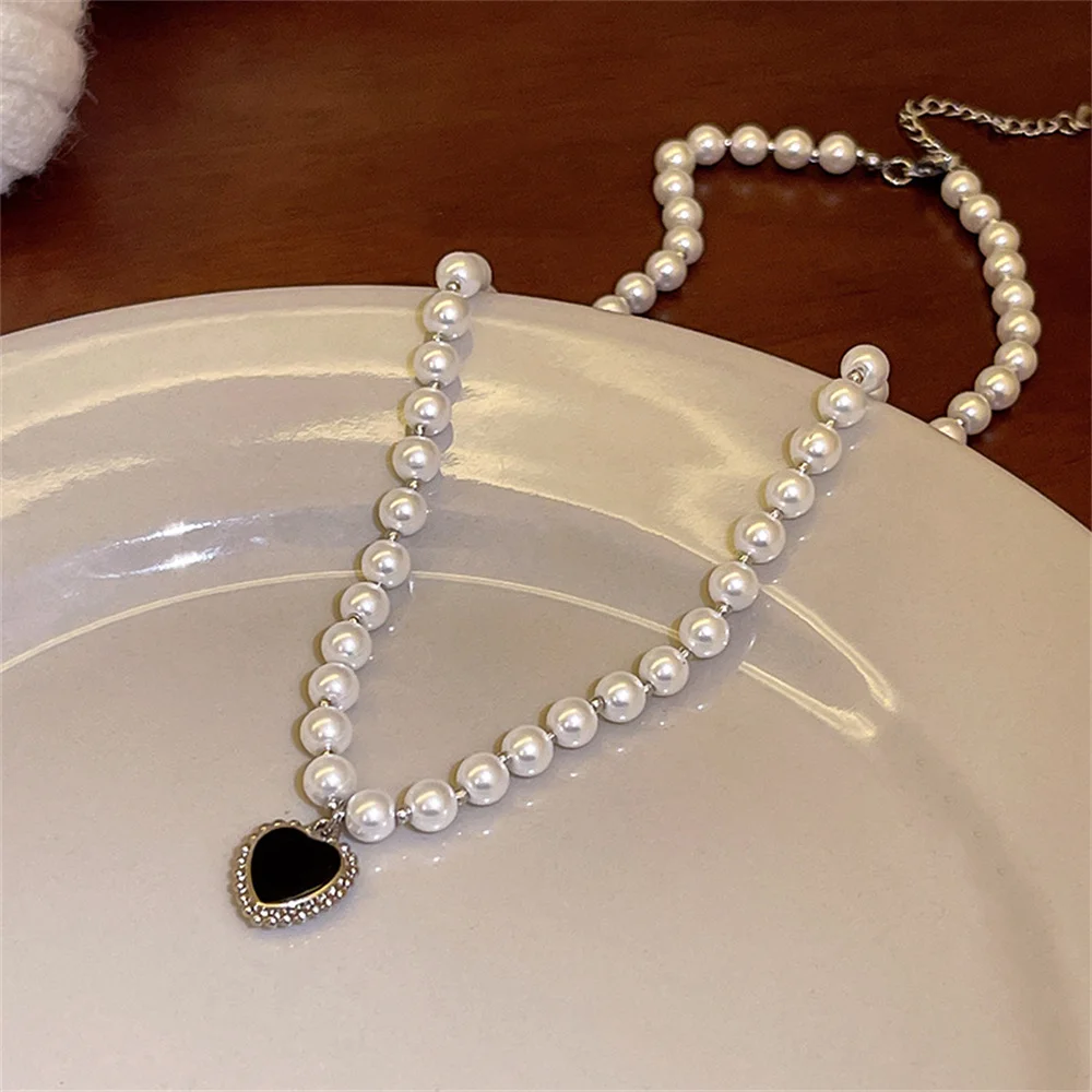 Französische Retro-Imitationsperlenkette Choker Trendige Schwarze Acryl-Liebesanhänger-Halskette Elegante Modeaccessoires Damenschmuck – Detail 2