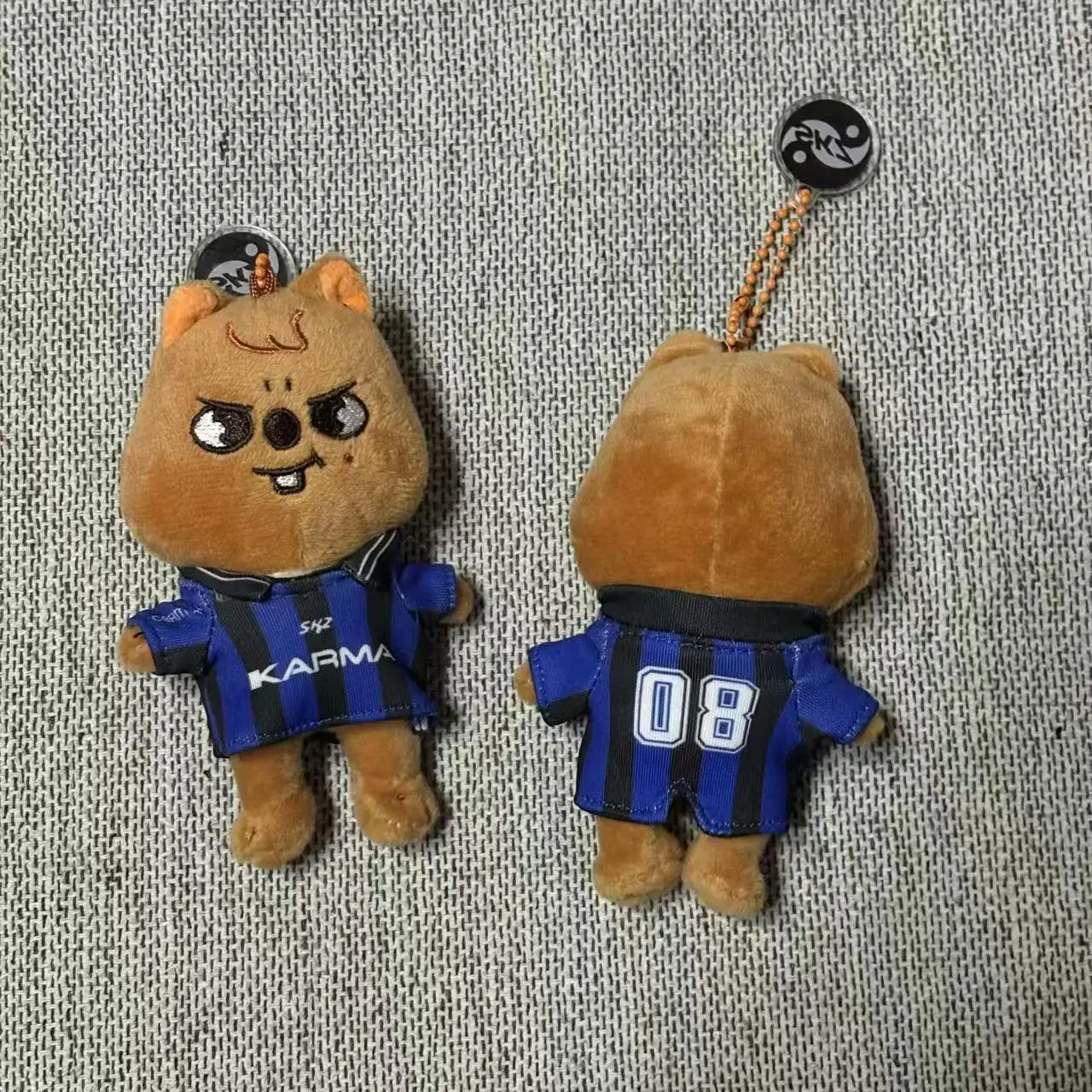 พวงกุญแจตุ๊กตา SKZOO Karma พวงกุญแจตุ๊กตาหมีเท็ดดี้ ของเล่นตุ๊กตา Seoul FM Week Cloak Doll ของขวัญวันเกิดสำหรับเด็กนักเรียนโรงเรียนเวทมนตร์