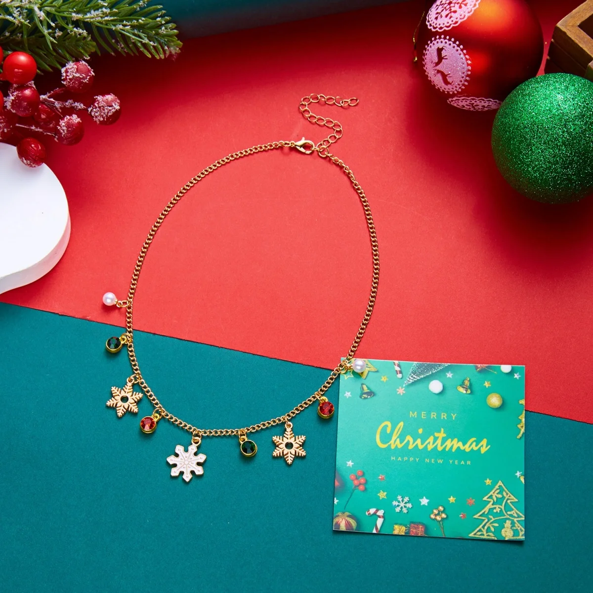 Weihnachts-Charm-Halskette mit Imitationsperlen für Damen, Emaille-Anhänger mit Lebkuchenmann, Schneemann und Rentier, verstellbarer Feiertagsschmuck, Geschenk – Detail 19