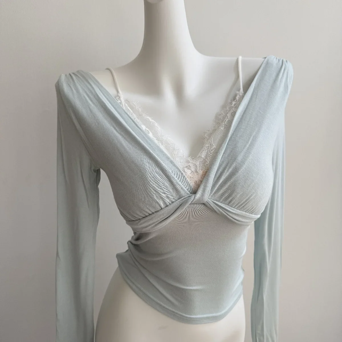 Damen Langarm-T-Shirt mit tiefem V-Ausschnitt und Twist-Front, innenliegendes Spitzen-Camisole, Layered-Look, schmal geschnitten, weich, dehnbar, bauchfreies Freizeit-Oberteil