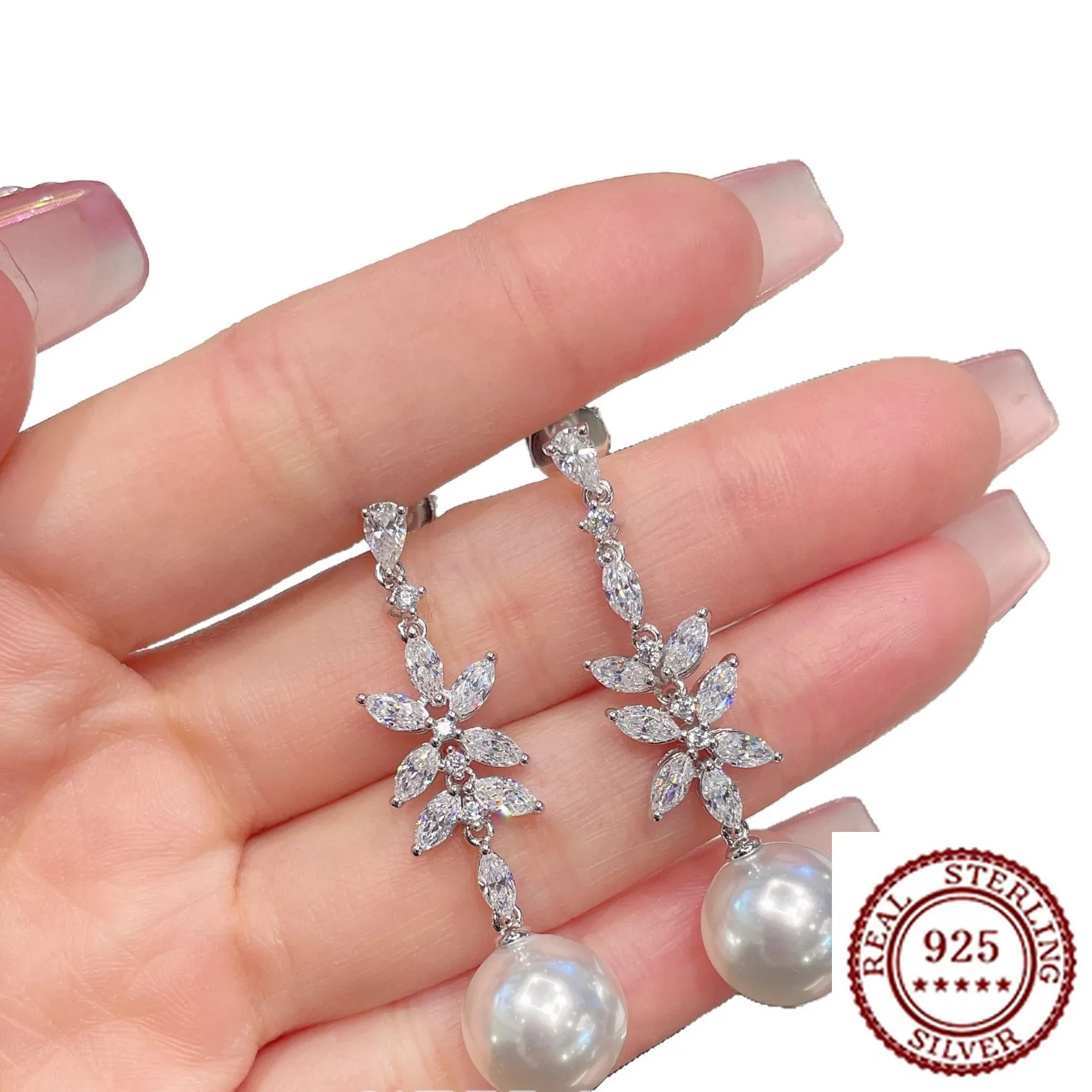 

2025 Новая тенденция из стерлингового серебра 925 пробы, классический темперамент, большая мода, классические женские серьги с цирконом