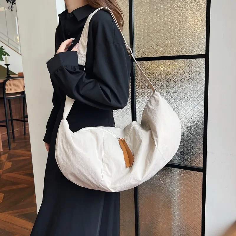 Single Shoulder Dumpling Bag New Large-capacity Solid Color Anti-splashing Armpit Bag Fashionable Niche Commuter Women's Bag