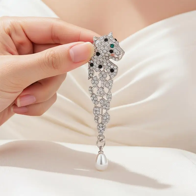 Glänzende Strass-Leoparden-Brosche mit hängendem Perlenanhänger in zwei Farben für Hochzeit, Bankett, Party und Alltag. – Detail 4