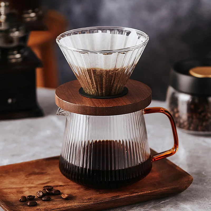 

Простой и атмосферный набор кофейников ручной работы с вертикальным узором и фильтром