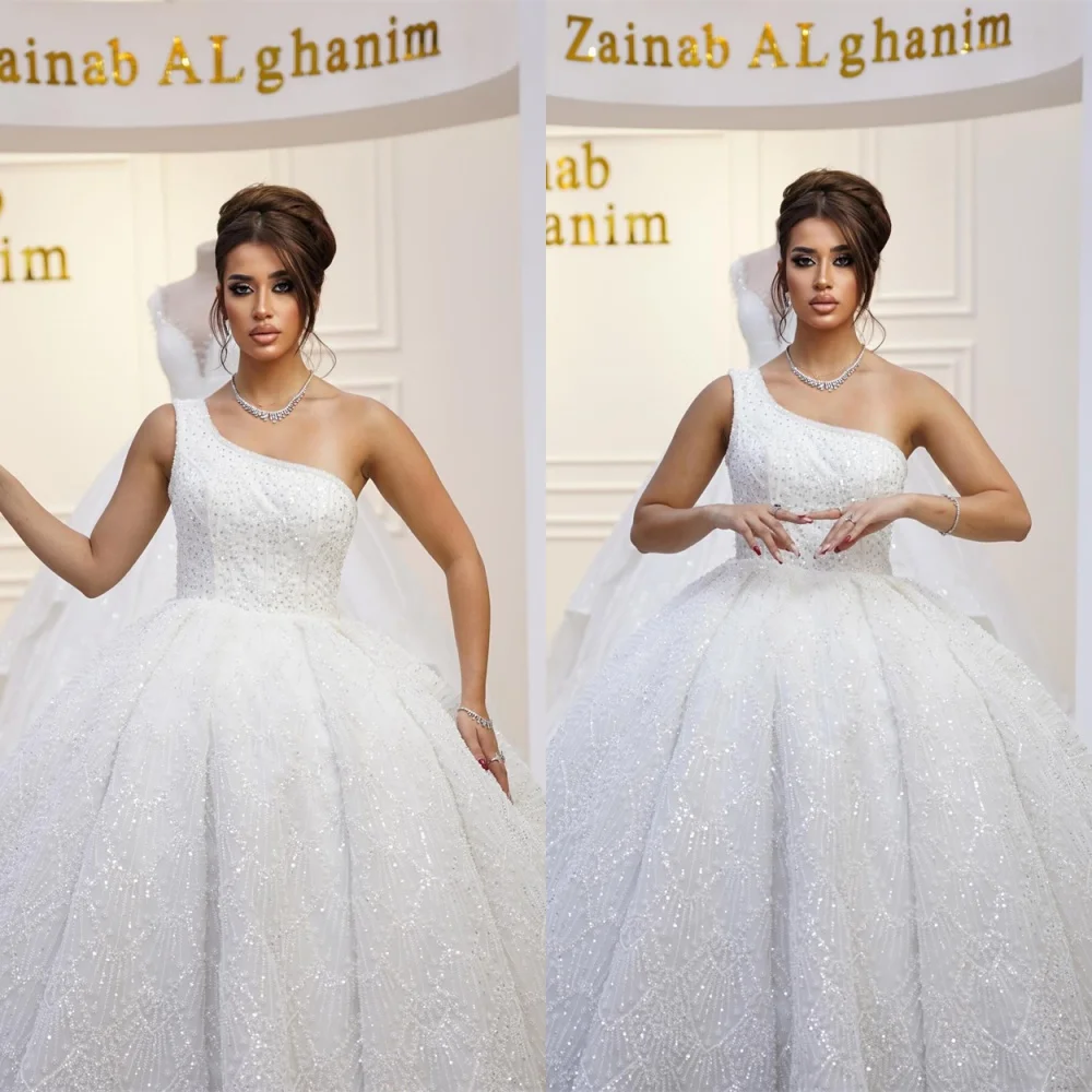 사용자 정의 절묘한 흰색 Organza 웨딩 드레스 고품질 Strapless 한 어깨 민소매 채플 트레인 신부 가운