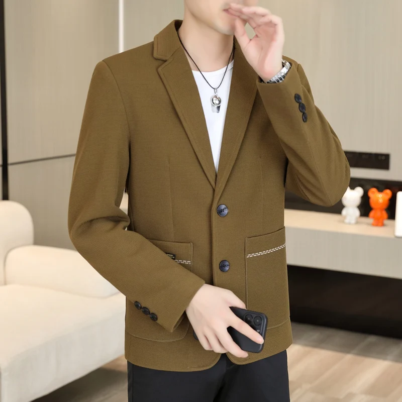Nowa, wysokiej jakości marynarka biznesowa w stylu casual na jesień i zimę to modny i stylowy garnitur męski o prostym kroju.