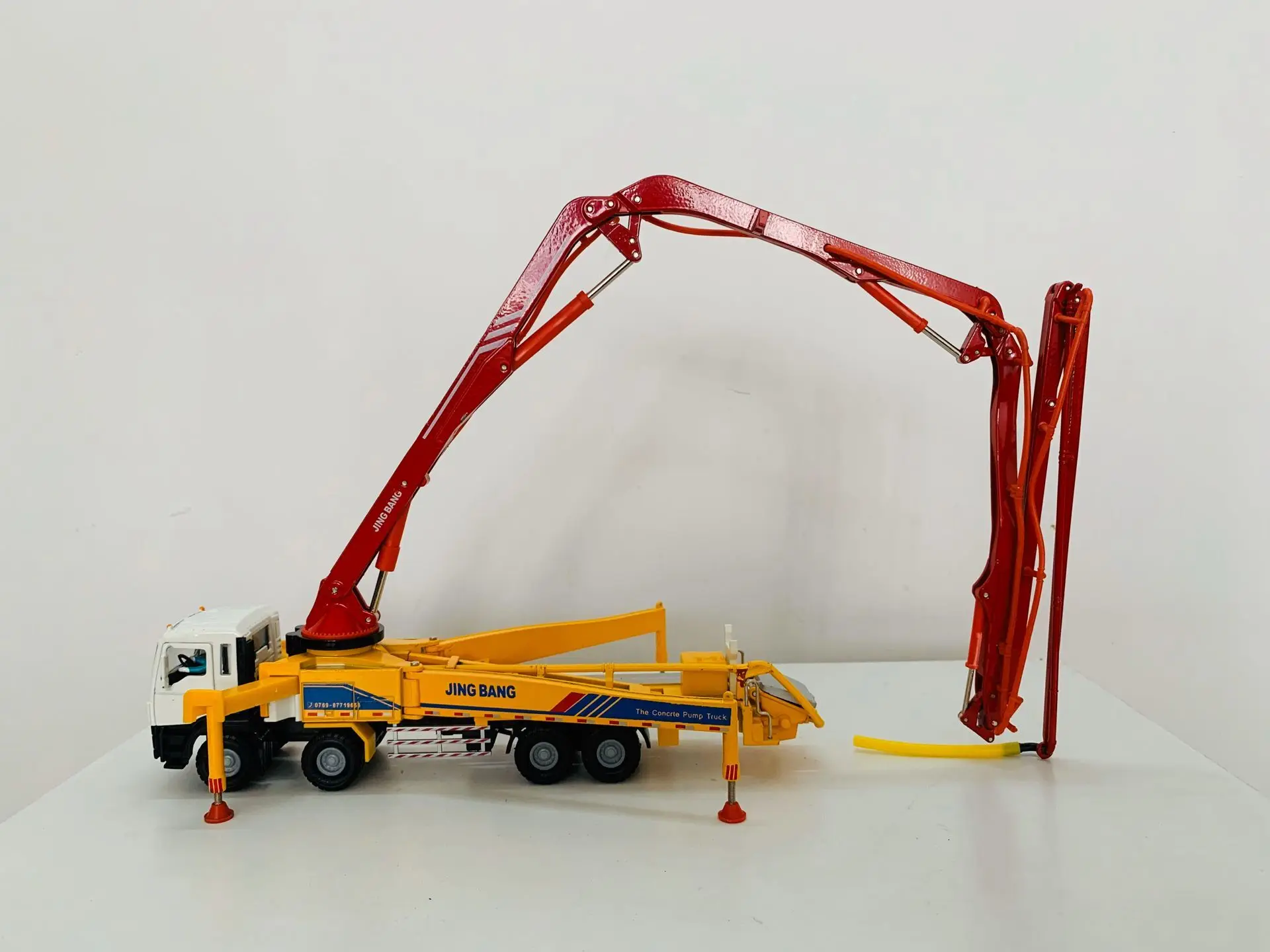 1/50 Scale Metal Construction Vehicles Concrete Pump Truck White Alloy Toy Model